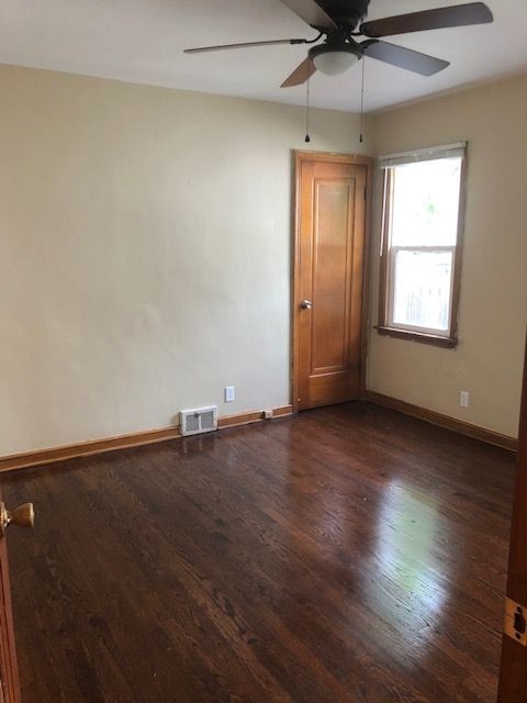 Building Photo - 4934 W. Vienna Avenue - 2 Bedroom Upper