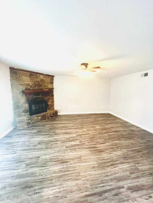 Building Photo - Newly Renovated Home
