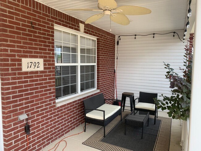 Foto del edificio - Spacious 2 bd/3 bath Townhouse with finish...