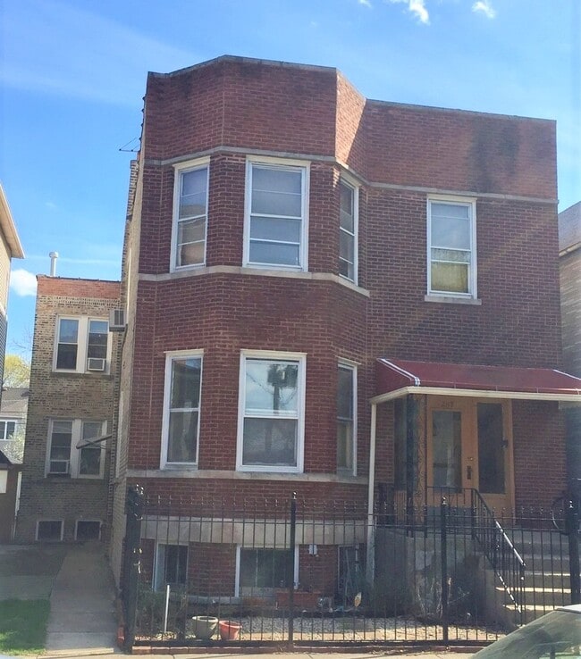 Building Photo - 2117 W Berteau Ave