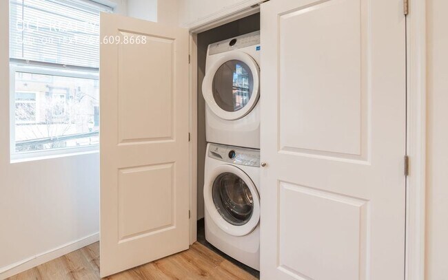 Building Photo - 1 Bed Queen Village Apartment