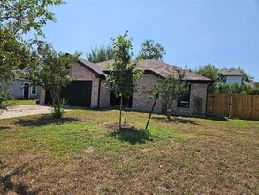 Building Photo - 214 Maple Ln