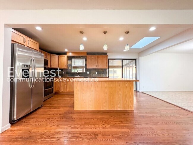 Foto del edificio - 4-Bed/2-Bath House Charming Home with Fenced Yard/ Available Now!