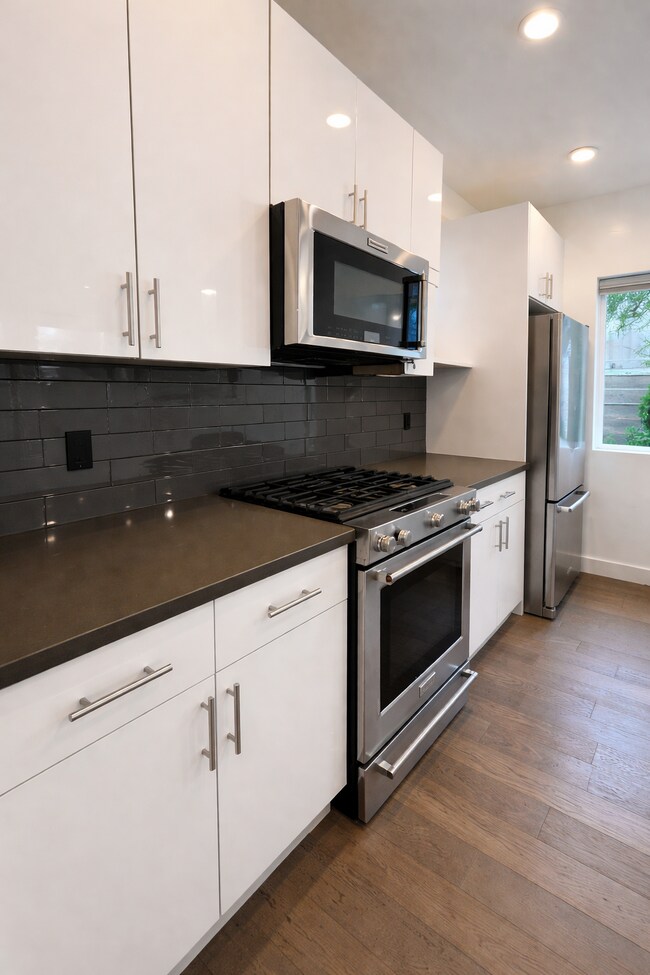 Cocina de chef con electrodomésticos de acero inoxidable y encimeras de cuarzo. - 1733 NW 63rd St