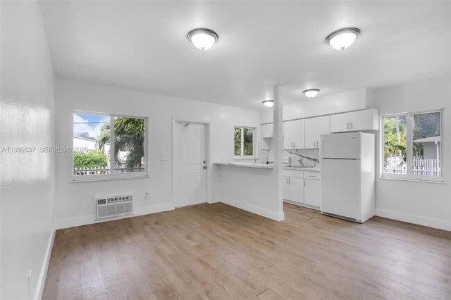 Building Photo - 5549 NE Miami Ct