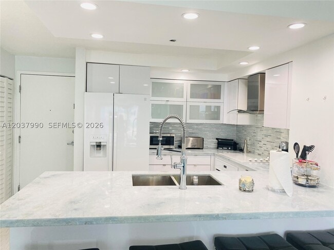 Building Photo - 6917 Collins Ave