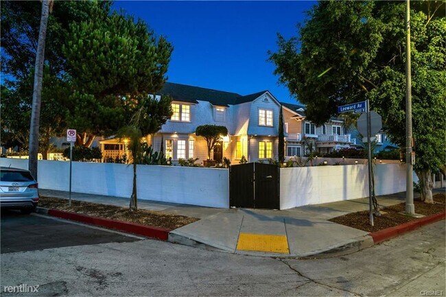 Building Photo - 4 br, 3.5 bath House - 738 S Norton Ave