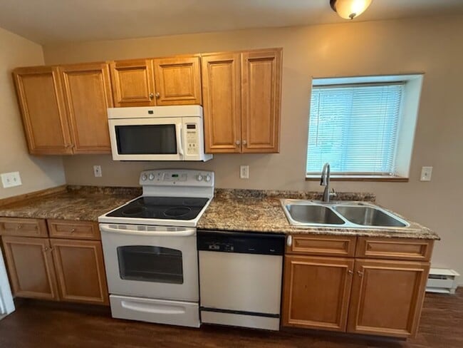 Building Photo - Beautifully Remodeled Duplex in the Villag...