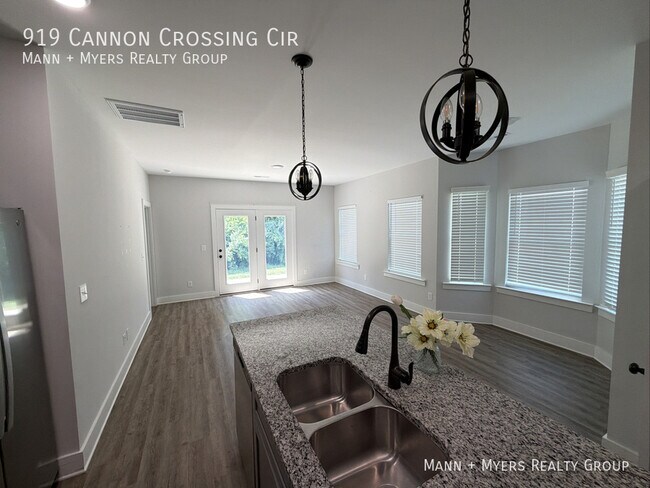 Foto del edificio - 919 Cannon Crossing Cir
