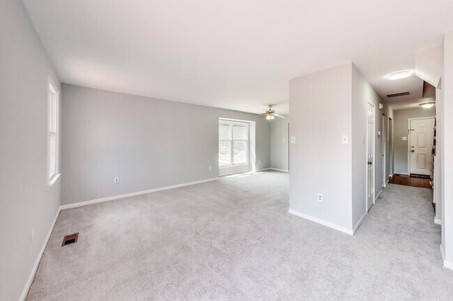 Foto del edificio - Lovely on Livingstone END UNIT 4 BED + 2.5 Ba