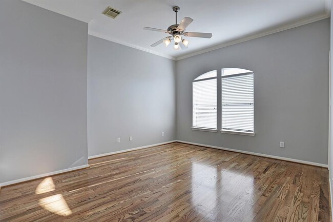 Building Photo - 1637 Sutton St