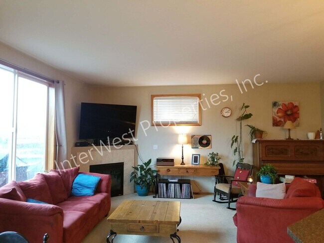 Building Photo - Large 3 Bed 2.5Ba Vancouver Beauty W/ Gas Fireplace, Dog Run, Fenced Yard & So Much More!