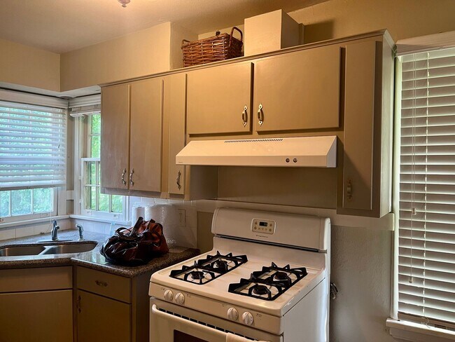 Foto del edificio - Great location in Garden District seconds ...