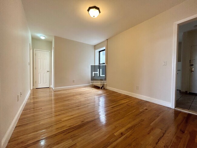 Building Photo - 17 AVENUE