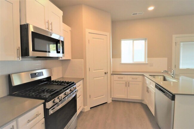 Building Photo - New 3 Bed 2.5 Bath Cedar Bend Townhome