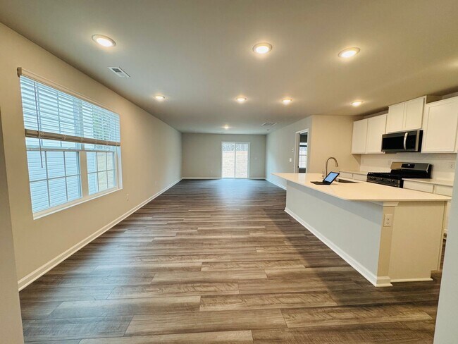 Building Photo - Move In Ready 5BR/2.5BA Home located near UNCC!