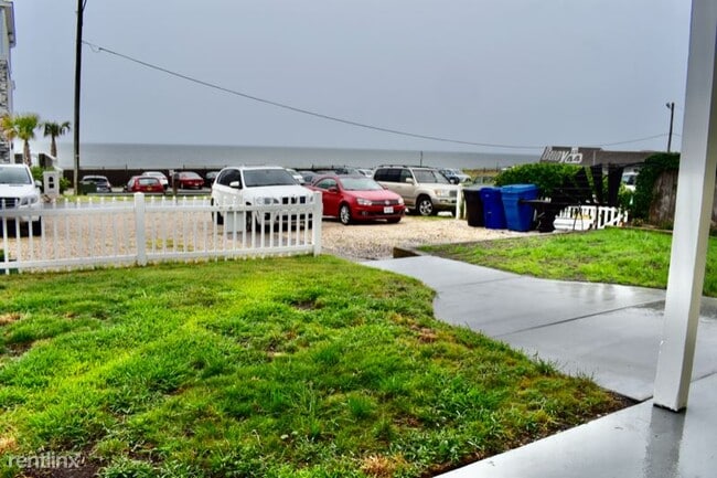 Building Photo - 4 br, 2.5 bath Townhome - 4615 Ocean View Ave