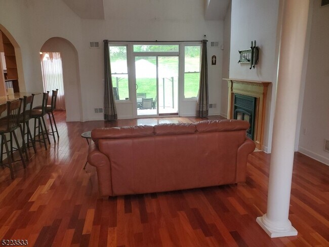 Foto del edificio - 16 Spring Hill Ln