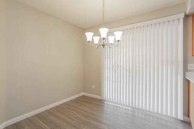 Foto del edificio - 7332 Backstretch Dr