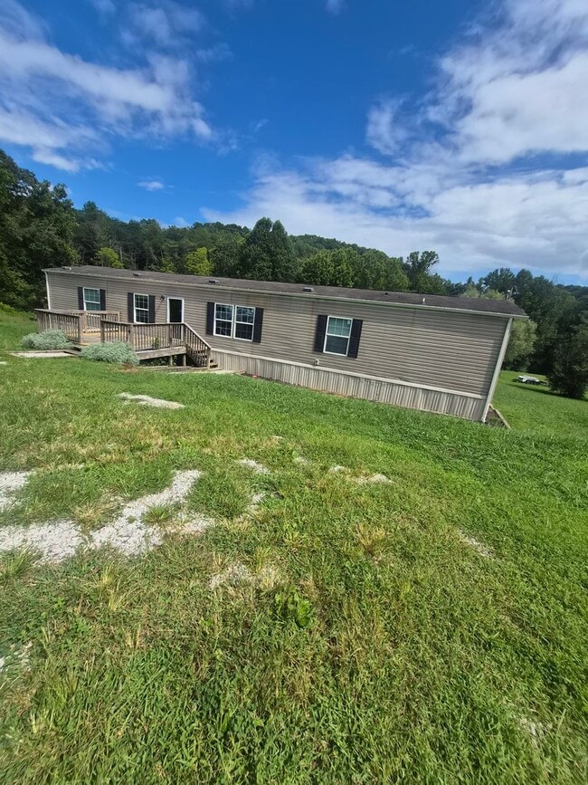 Building Photo - Heiskell 37754 - 3 bedroom, 2 bath home - Call Lisa Vineyard (865) 216-9334