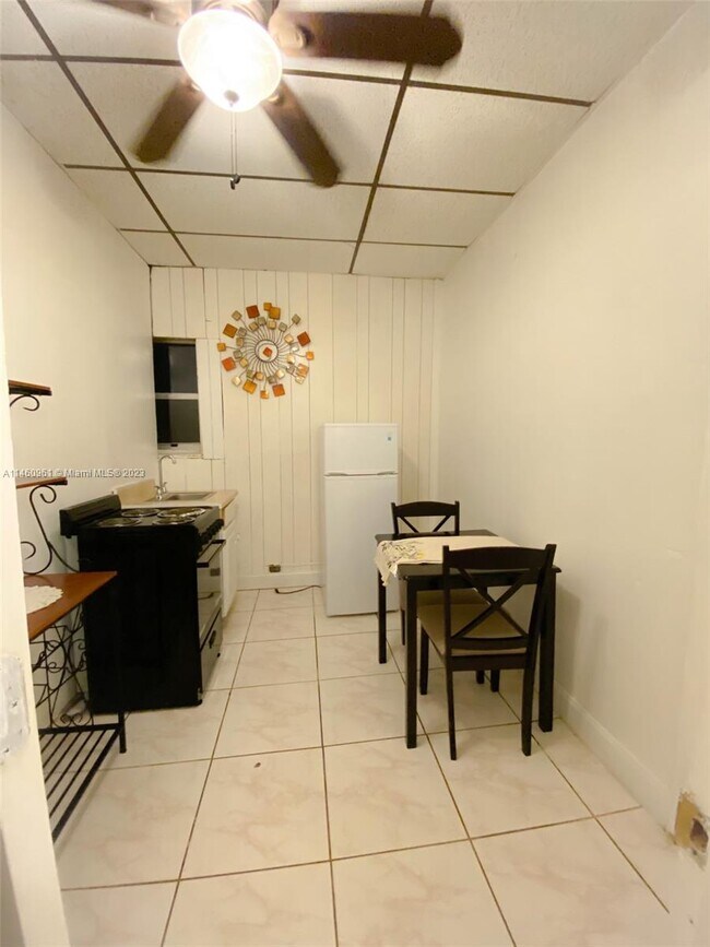 Foto del edificio - 325 NE 127th St