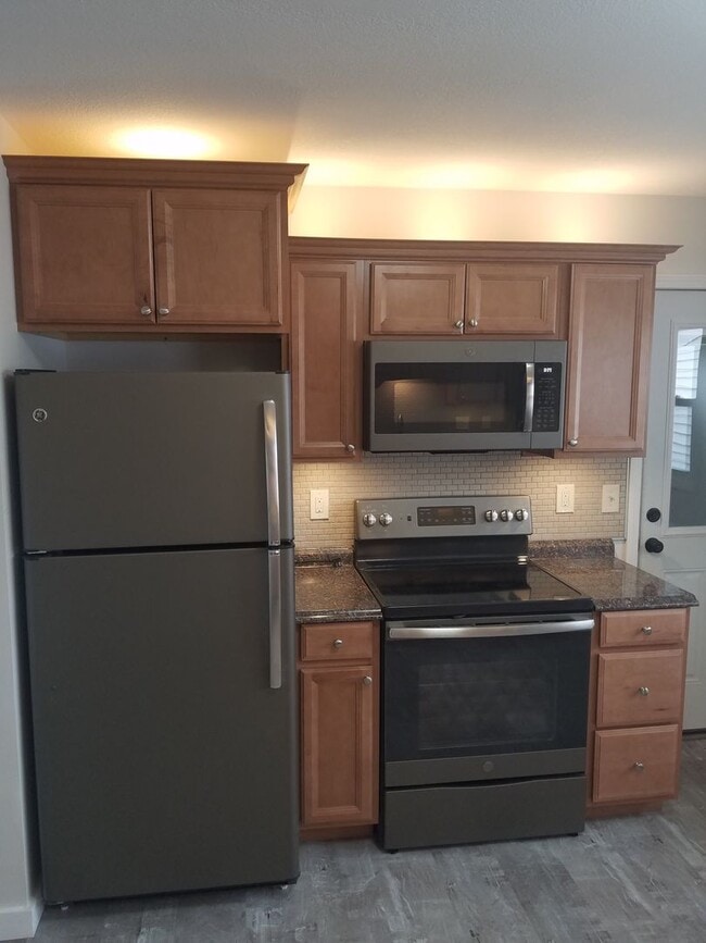 Building Photo - 3 Bedroom, 1.5 Bath w/Garage Single Family...