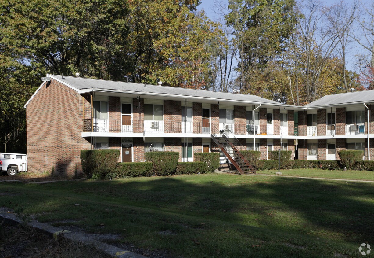 Primary Photo - Lakeside Apartments