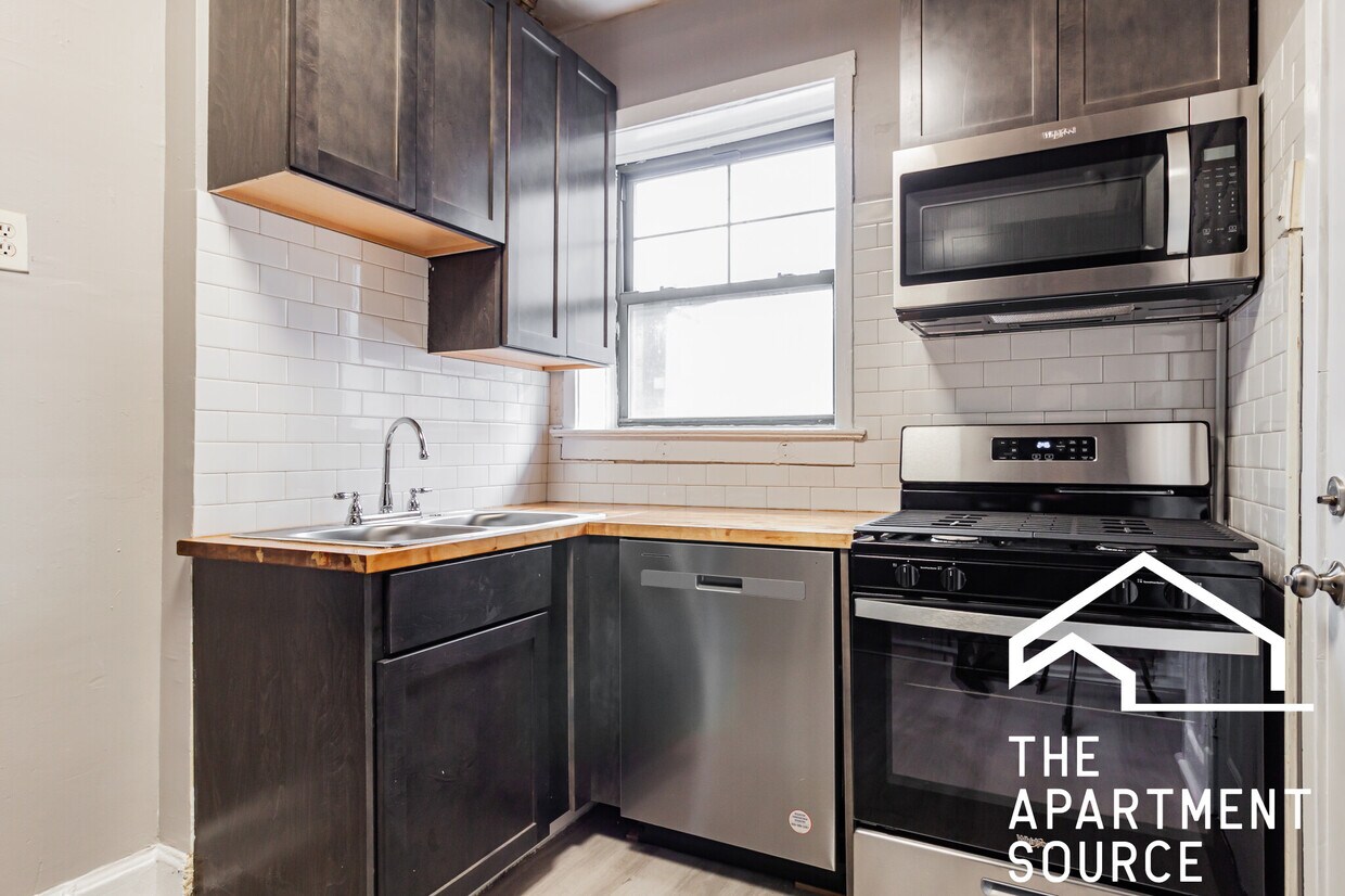 2053 W Touhy Ave Unit GDN, Chicago, IL 60645 Condo for Rent in