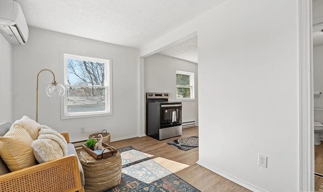 Building Photo - 2 Bedroom 1 Bath Available to Rent for $79...
