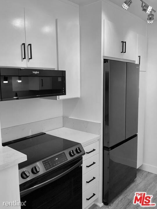 Building Photo - 1 br, 1.5 bath Condo - 10501 Wilshire Blvd...