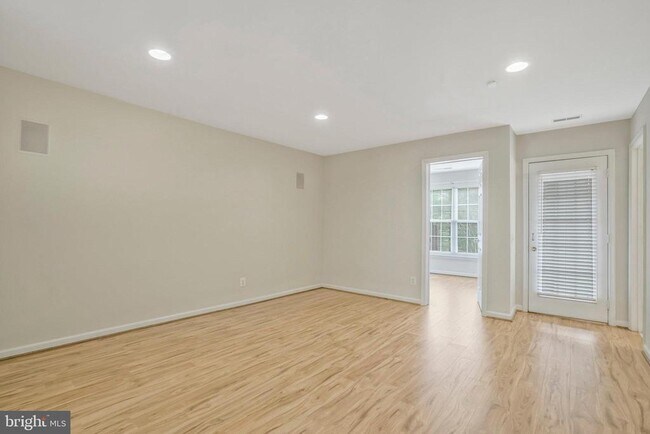 Foto del edificio - 6340 Walking Ln