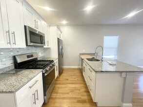 Building Photo - 65 Burrell St