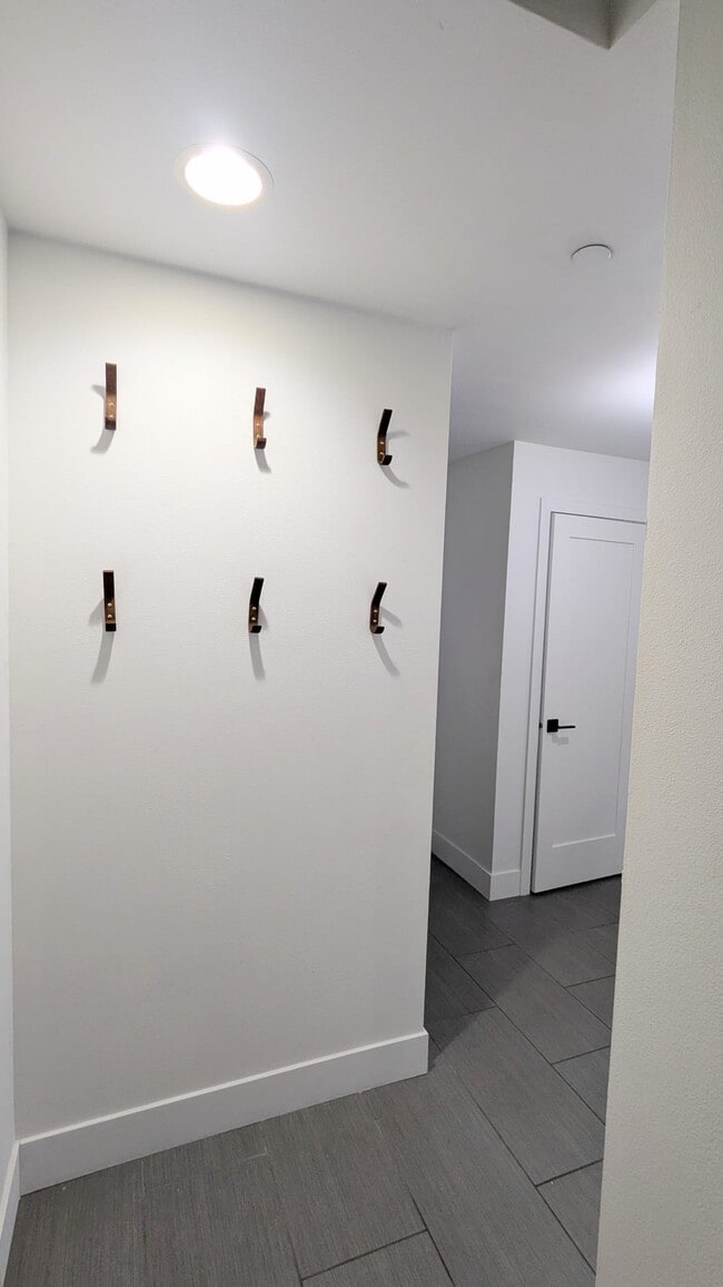 entry way - 480 N 130th St