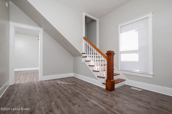 Building Photo - 925 W Evelyn Ave