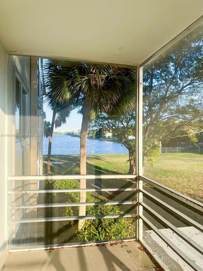 Foto del edificio - 447 NE 195th St