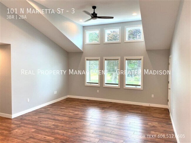 Foto del edificio - New Construction luxury end unit townhome ...