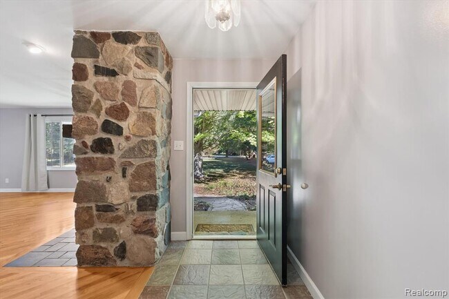 Foto del edificio - 2860 E Coon Lake Rd