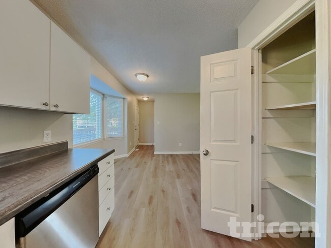 Building Photo - 1004 Spruce Dr