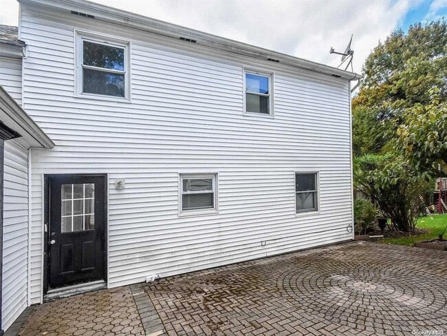 Building Photo - 528 Glen Cove Ave