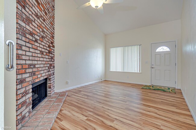 Building Photo - 2 br, 1 bath Duplex - 2318 East 8th Street
