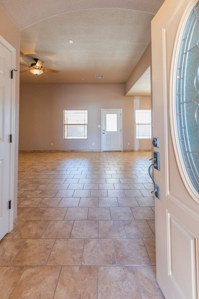 Foto del edificio - 3 Bed 2 Bath Home - In the Desirable Hermo...