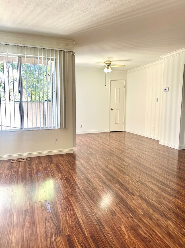 Sala de estar - 5460 Concord Blvd