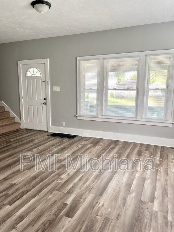 Building Photo - 737 S Ironwood Dr