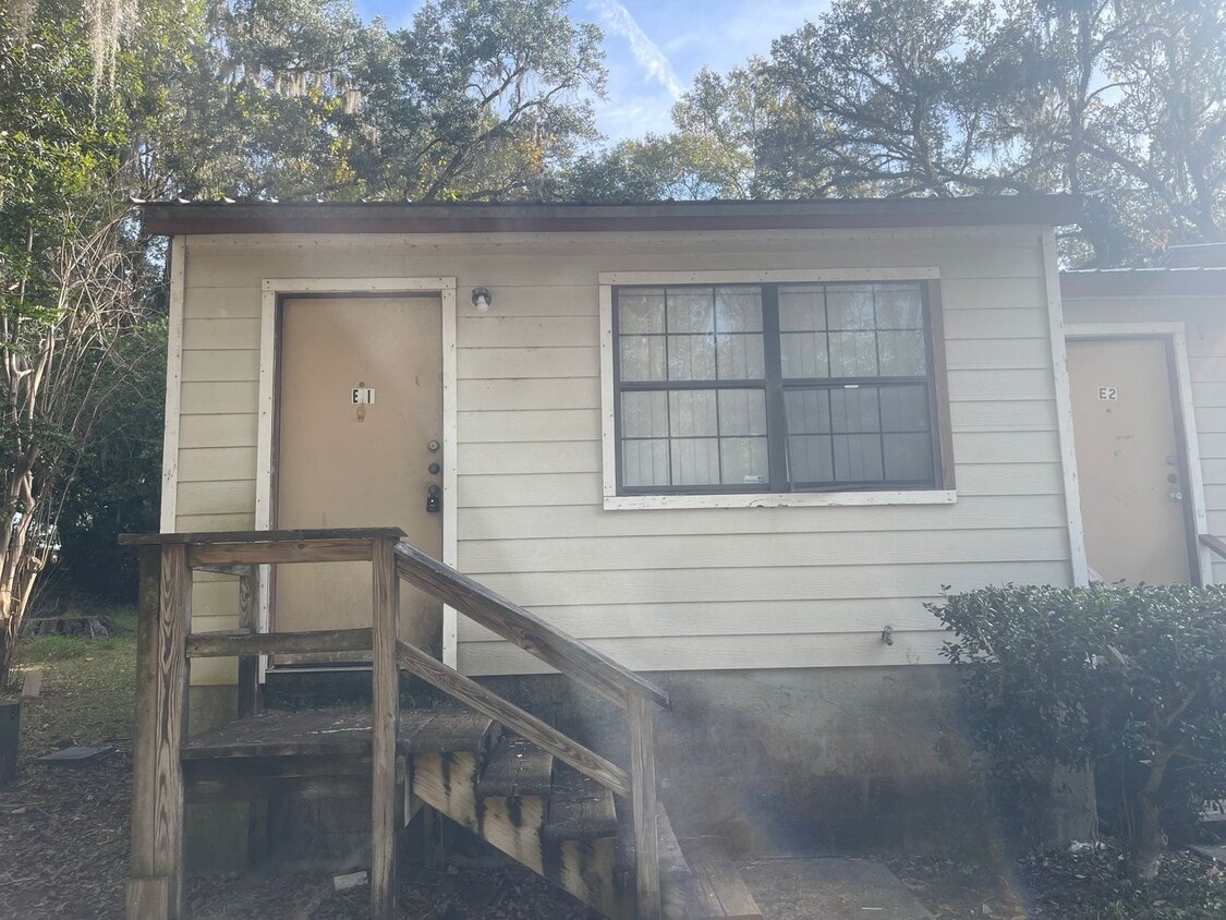 Building Photo - Newly renovated 1 bed 1 bath Townhouse