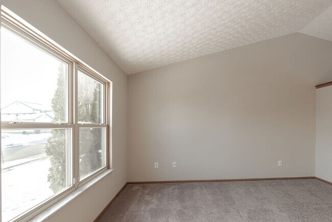 Building Photo - Beautiful 3 bedroom 2 bath home is now ava...