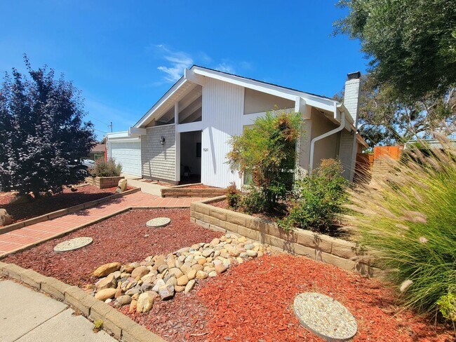 Building Photo - Darling, Move-In Ready Home in Highly Sought After Neighborhood w/ a Great View!!