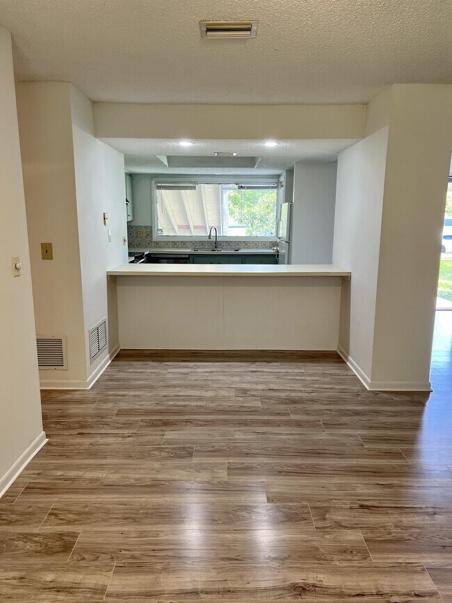 Building Photo - 508 S Amelia Ave