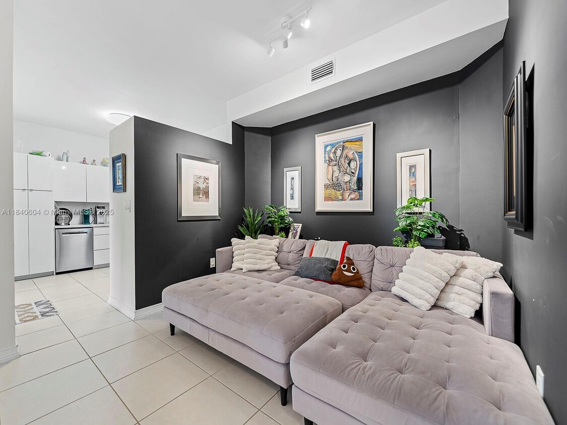 Primary Photo - 15533 N Miami Lakeway