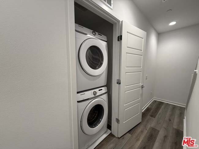 Building Photo - 2931 1/2 Denby Ave