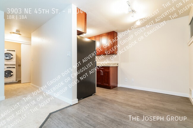 Building Photo - 3903 NE 45th St